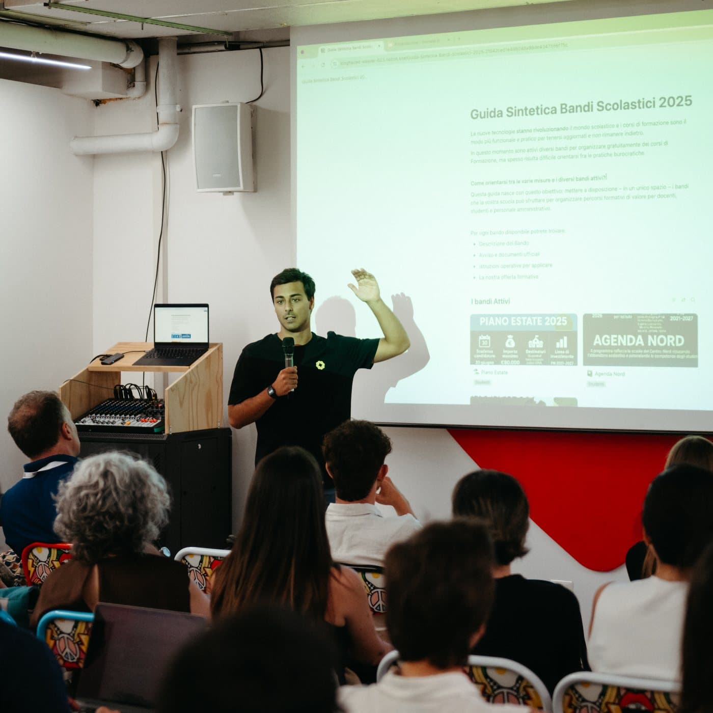 Una sessione di formazione Yellow Tech, con la guida ai bandi scolastici proiettata in sala