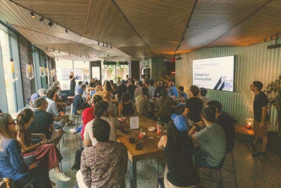 La sala di un evento con il team e gli ospiti