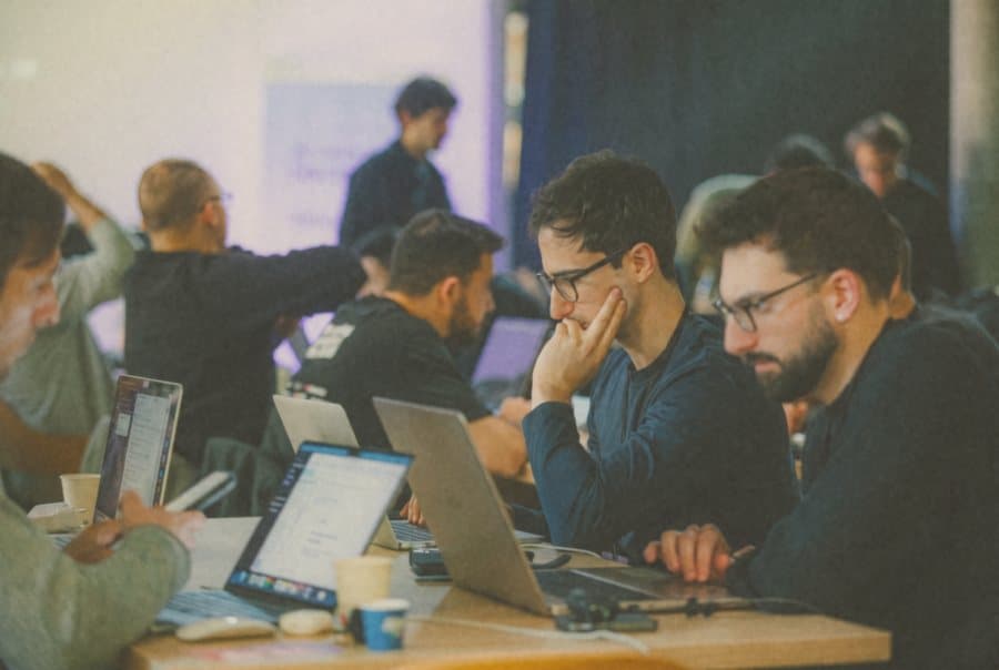 Sviluppatori al lavoro durante l'AI Voice Agent Hackathon