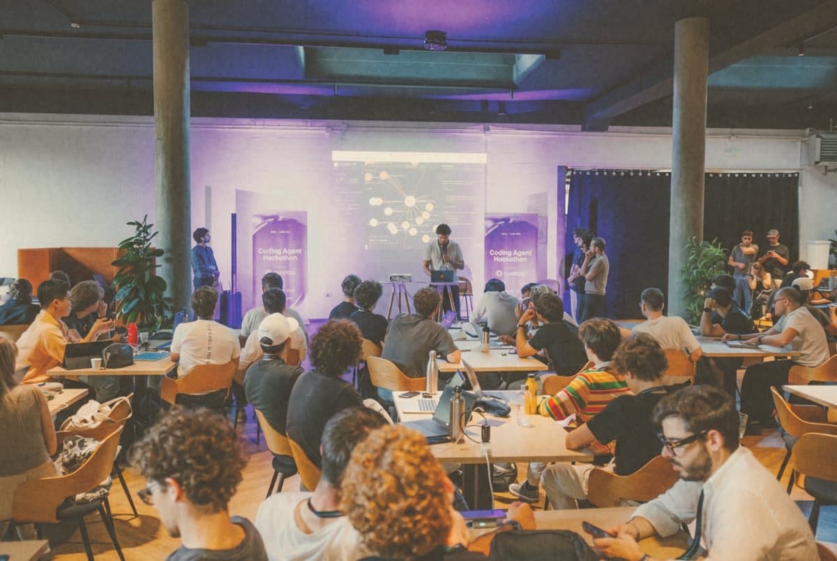 La sala piena a un hackathon del circuito