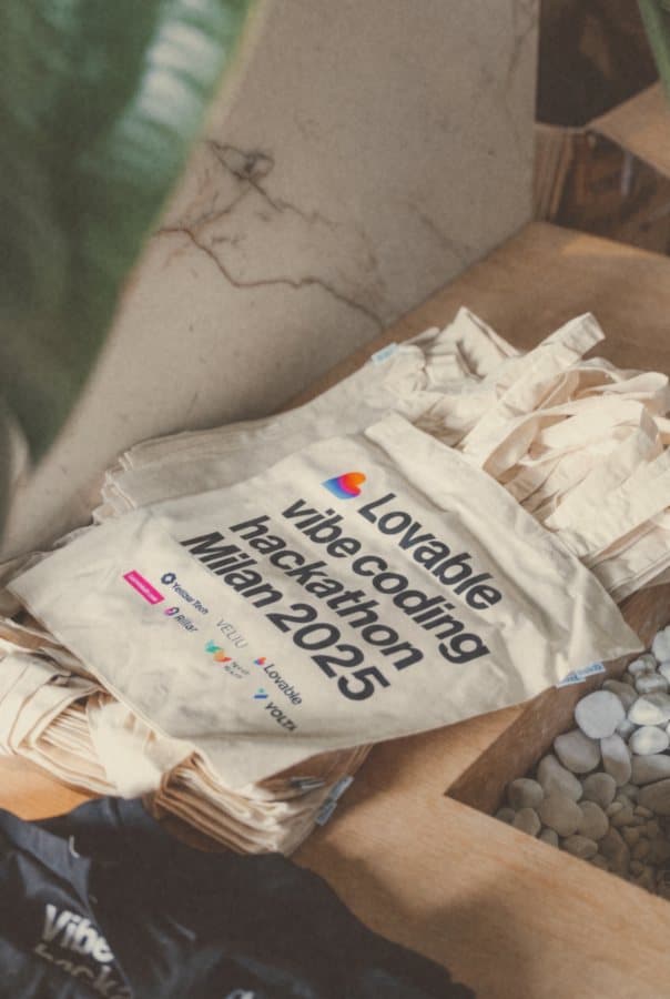 Le tote bag del Lovable Vibe Coding Hackathon di Milano