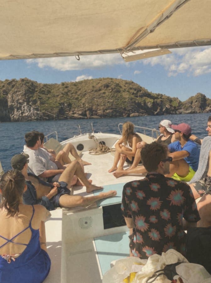 Il team in barca durante un retreat
