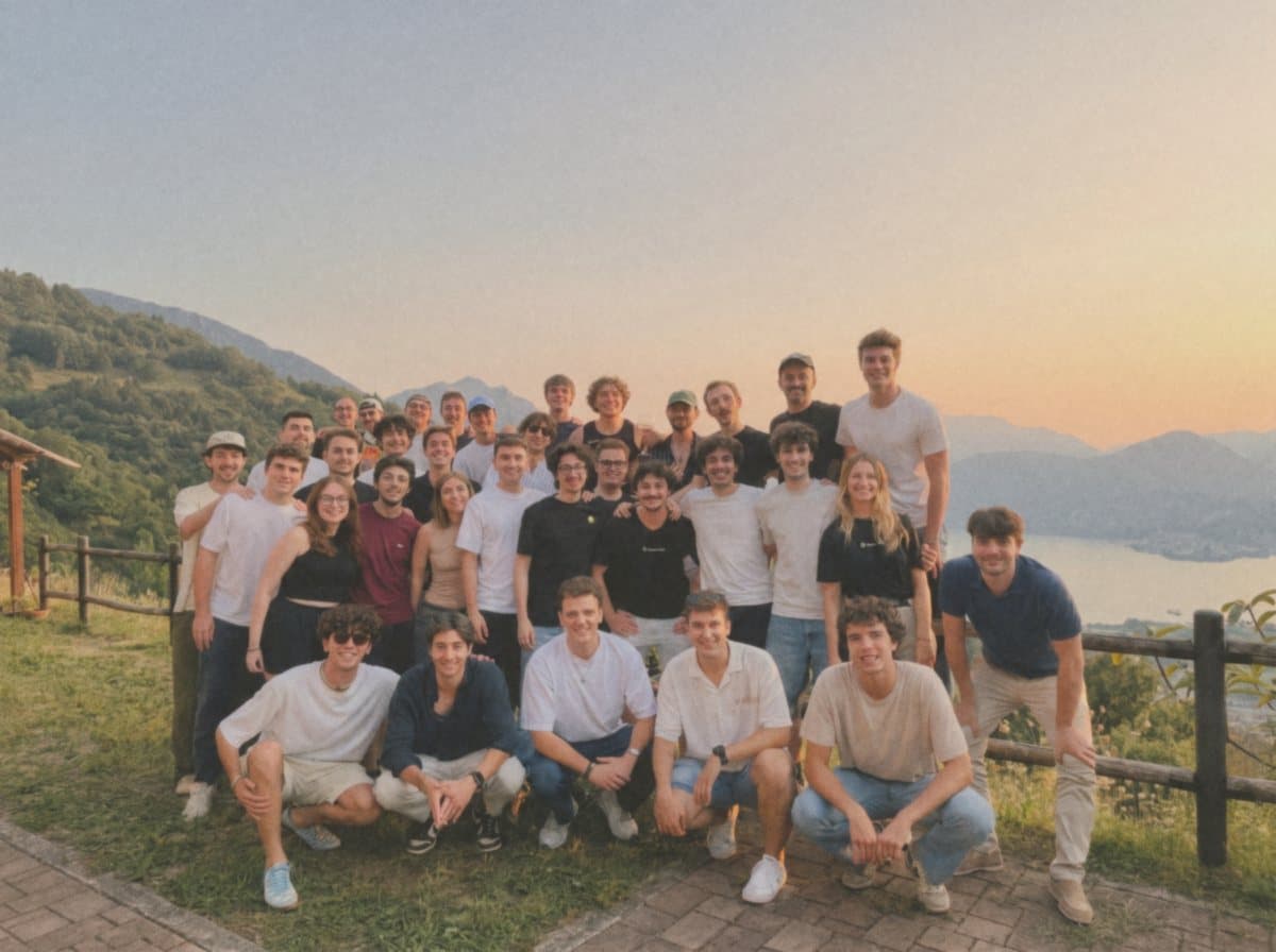 Il team al completo al tramonto durante un retreat