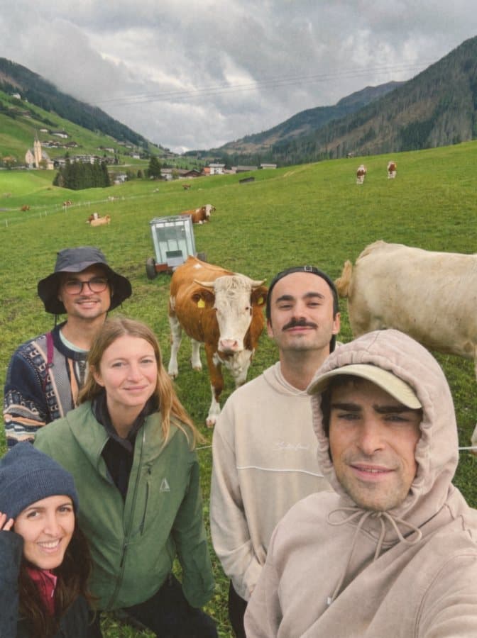 Selfie con le mucche durante un retreat in montagna