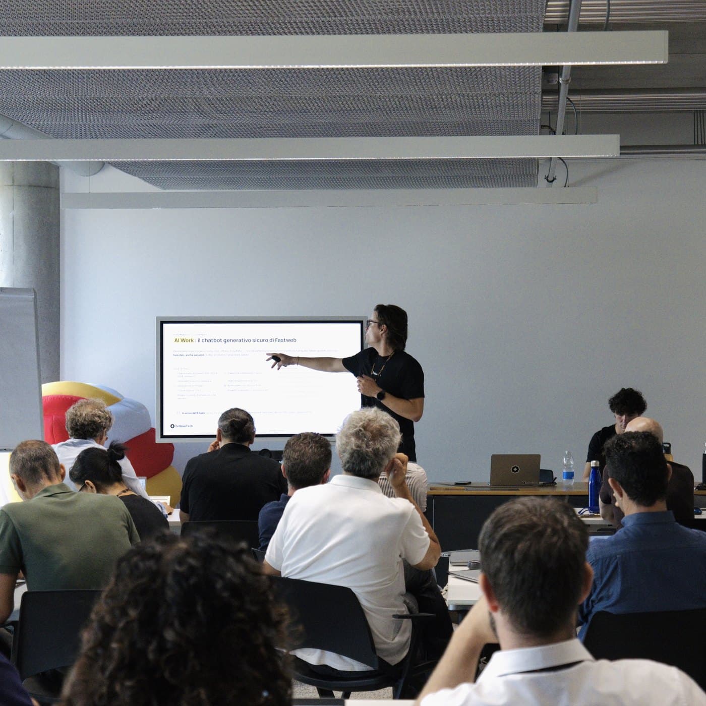 Una presentazione in aula davanti al team