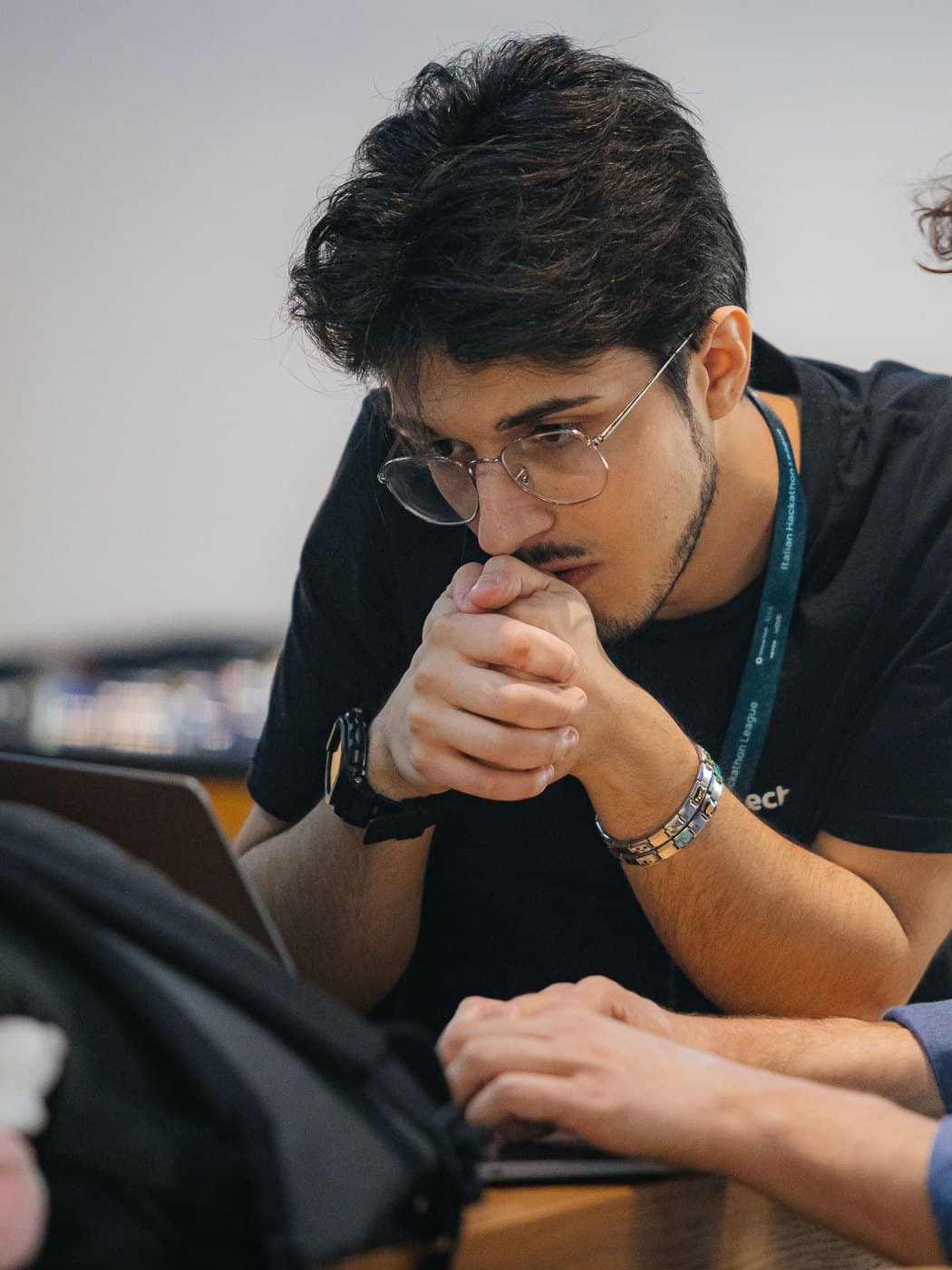 Concentrazione davanti al laptop durante il Coding Agent Hackathon