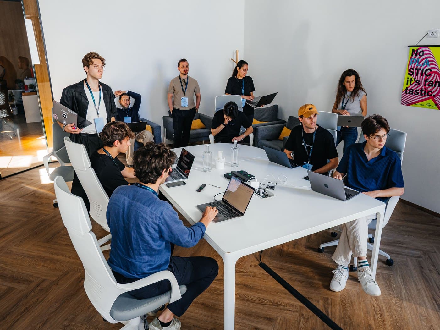 Un tavolo di lavoro durante il Coding Agent Hackathon