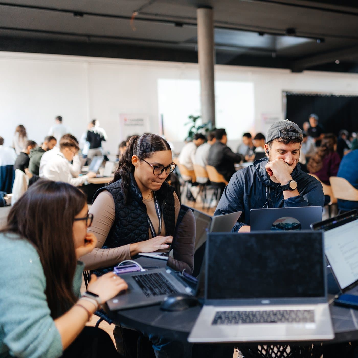Partecipanti al lavoro sui laptop durante una tappa della Italian Hackathon League